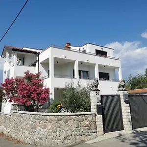 https://apartmani-nika-rijeka.primorje-gorskikotar.com